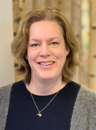 Porträt-Bild von Alice Skuddis. Alice lächelt in die Kamera.