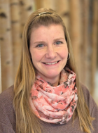 Profilfoto von Viola Hellwege. Viola lächelt in die Kamera.