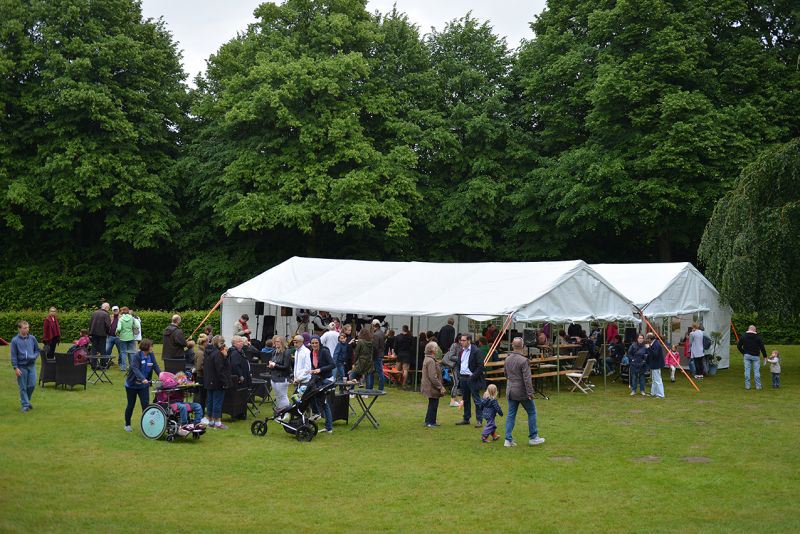 Ein großes Zelt mit einer Menschenmenge, die sich um das Zelt versammelt.