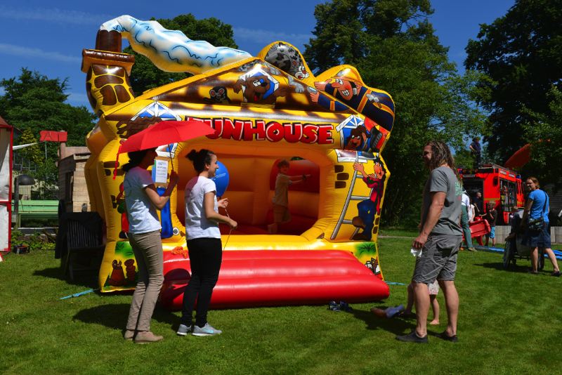 Bunte Hüpfburg für Kinder im Freien.