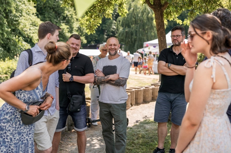 Eine Gruppe von Menschen, die miteinander spricht und lacht.