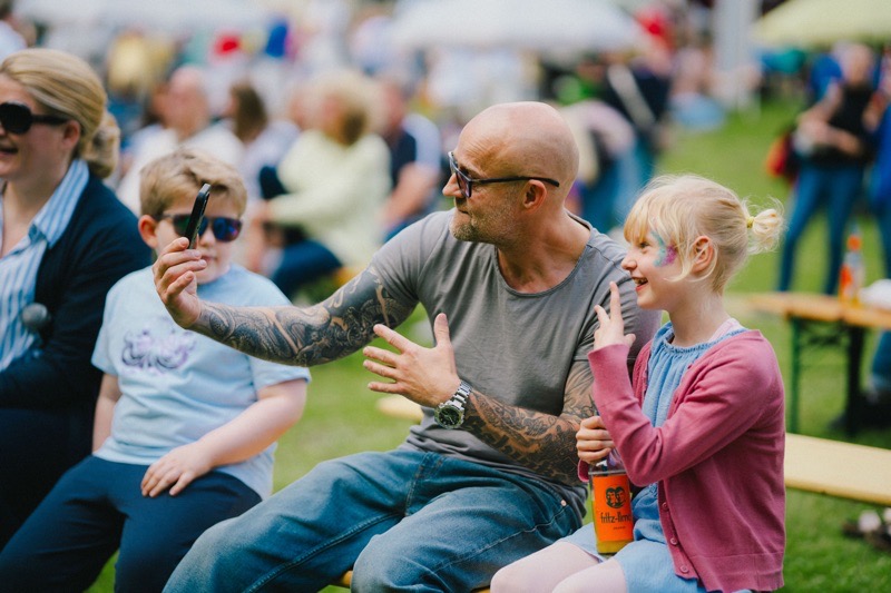 Ein Mann macht ein Selfie mit einem Kind.