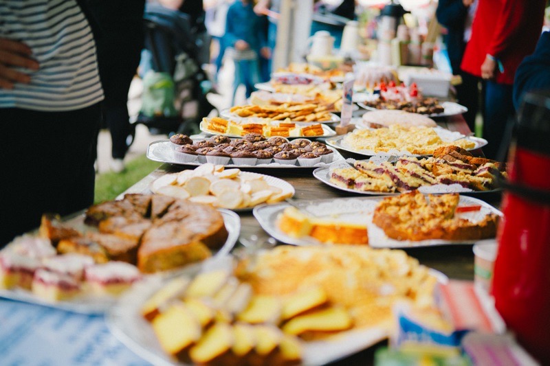 Eine Auswahl an verschiedenen Gebäcksorten auf einem Tisch bei einer Veranstaltung.