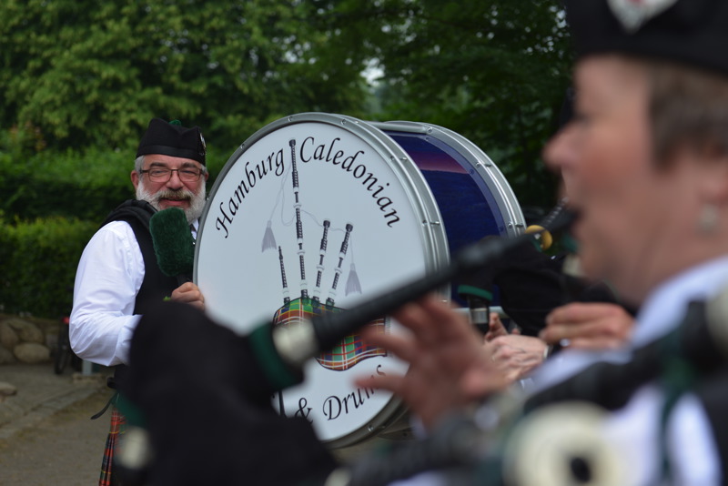 Ein Musiker spielt eine große Trommel.