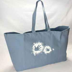 Große blaue Tragetasche mit einem weißen Handabdruck-Design auf der Vorderseite.