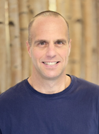 Portrait von Sven vor Bambusstämmen.