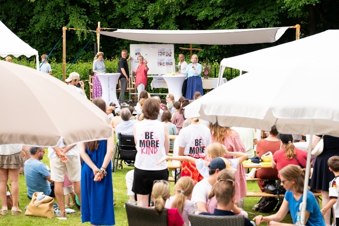 Mehrere Menschen stehen auf der Bühne und führen die Tombola-Verlosung durch.